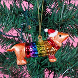 Weihnachtsdekoration aus Glas - Dackel im Regenbogen Jumper