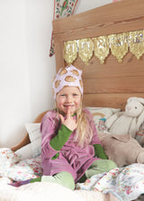 bio kinderkleidung Mädchen Mütze von OKOMOi bunt mit Eichhörnchen Muster aus Biobaumwolle