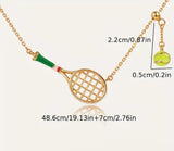 lustige Halskette für Tennisspielerinnen. Schläge rund Ball an gold farbener Kette.