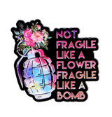 lustige feministische Brosche, Anstecler aus Emaille Metall mit der Aufschrift Not fragile like a flower - fragile like a bomb