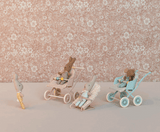 Stimmungsbild Miniatur Puppenwagen Babybuggy Kinderwagen für Baby Mäuse und Kaninchen von Maileg aus Metall