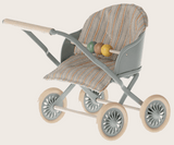 Miniatur Puppenwagen Babybuggy Kinderwagen für Baby Mäuse und Kaninchen von Maileg aus Metall in hellblau Schwenkgriff