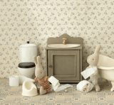 Stimmungsbild mit Puppen Töpfchen aus Holz und Toilette für Maus und Kaninchen der Maileg Familie Baby Mäuse
