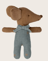 schlafende Babymaus von Maileg in braun mit blauem Overall mit goldenen Sternen