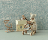 Babymaus von Maileg wir in Kinderwagen aus Metall vn Mama Maus spazieren gefahren