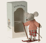 Packung der Wintermaus von Maileg auf Ski mit Ski Stöcken aus Holz mit Strickpullover