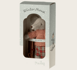 Winter Mouse von Maileg auf Ski mit Ski Stöcken aus Holz mit Strickpullover als Geschenk