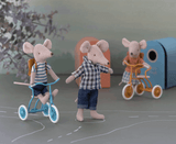 Stimmungsbild Papa Maus mit kariertem Hemd und Jeanshose steht neben Dreiradmäusen von Maileg