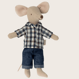 Tragebild einer Papa Maus mit kariertem Hemd und Jeanshose als Zubehör für große Maileg Maus