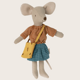 Tragebild Mama Maus mit Kleidung für Maileg Mäuse Größe Mama Mouse, bestehend aus Rock, Pullover und Käse-Tasche