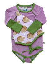 nachhaltiges Bbaby Geschenk set bio Mütze und Body bio von OKOMOi in rosa für Mädchen mit Eichhörnchen Muster aus Biobaumwolle