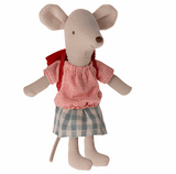 große Schwester Maus von Maileg mit Magnetischen Händen zum Dreirad fahren mit Rock, Bluse und Schultasche in rot