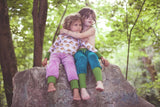 zwei Kinder in okomoi bio kleidung kindermode bio