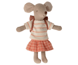 dreiradmaus große Schwester von Maileg in rosa röckchen mit Ringelpullover mit Schultasche und magnetischen Händen