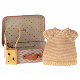 Mäuse Kleidung von Maileg für große Schwester in einem Metallkoffer bestehend aus Strickkleid und Handtasche in Käseoptik