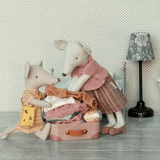 Maus mit Mäuse Kleidung von Maileg für große Schwester in einem Metallkoffer bestehend aus Strickkleid und Handtasche in Käseoptik