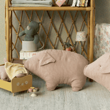 Kuscheltier Kissen Schwein von Maileg Polly Pork vor Regal