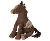 Kuscheltier Pony aus Corstoff mit abnehmbarem Sattel von der Marke Maileg sitzt