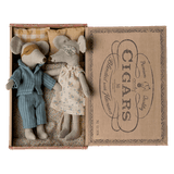 Mama und Papa Maus in der CIGARRENSCHACHTEL