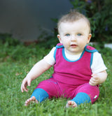 öko Baby Strampler nachhaltiger Strampelanzug aus Frottee in Pink Türkis Mitwachsmode bio für Kinder von OKOMOi lachendes Baby