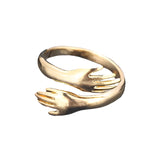 goldener Fingerring umarmende Hände