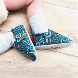 Krabbelschuhe in der Geschenkbox - SNAKES DARK GREEN