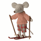winter maus von Maileg auf miniatur Skibrettern mit Skistöcken