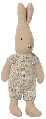 Kaninchenbaby Micro im Strickstrampler (Maileg) HELLBLAU