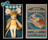 Superhelden Maus kleiner Bruder in der Streichhollzschachtel von Maileg mit Schlafmaske