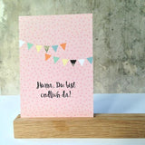 Postkarte HURRA, DU BIST ENDLICH DA - Wimpel