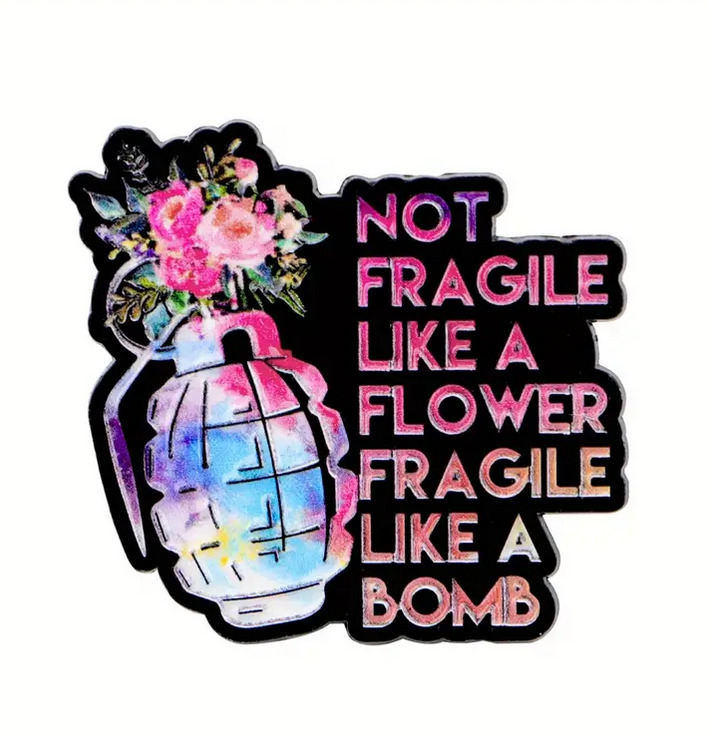 lustige feministische Brosche, Anstecler aus Emaille Metall mit der Aufschrift Not fragile like a flower - fragile like a bomb