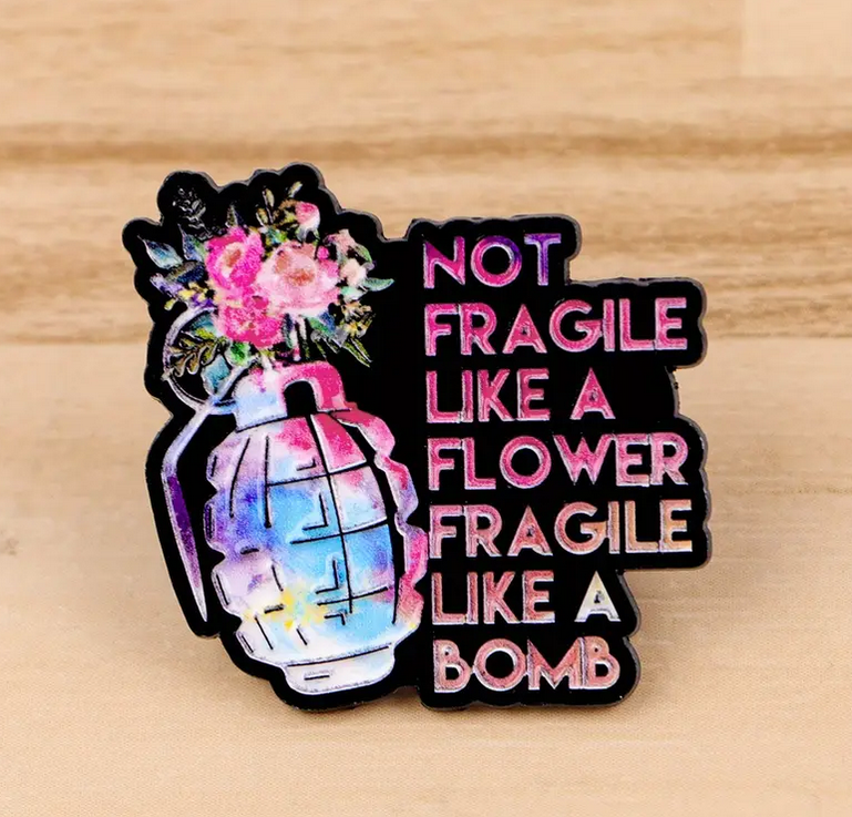 lustige feministische Brosche, Anstecler aus Emaille Metall mit der Aufschrift Not fragile like a flower - fragile like a bomb