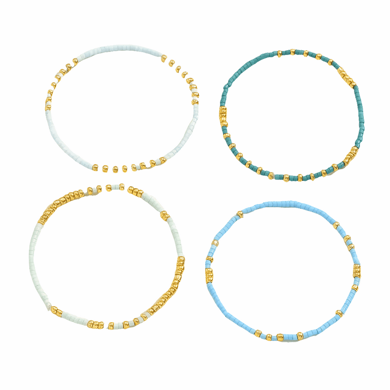 Zierliches Hand gemachtes Armband aus kleinen Perlen in Blautönen und goldenen Perlen