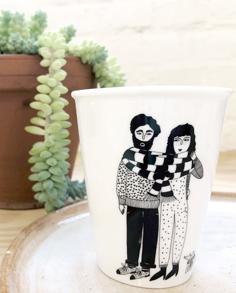Illustrierter Keramik Becher BIG SCARF COUPLE